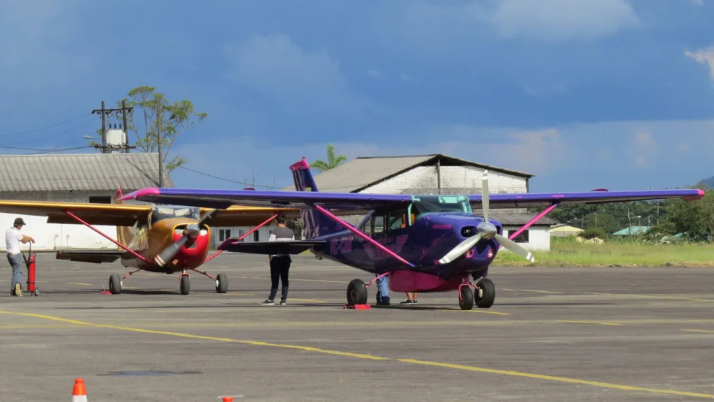 Aerokashurco-taxi-aereo-amazonia-ecuador-scaled-1-1024x576.webp